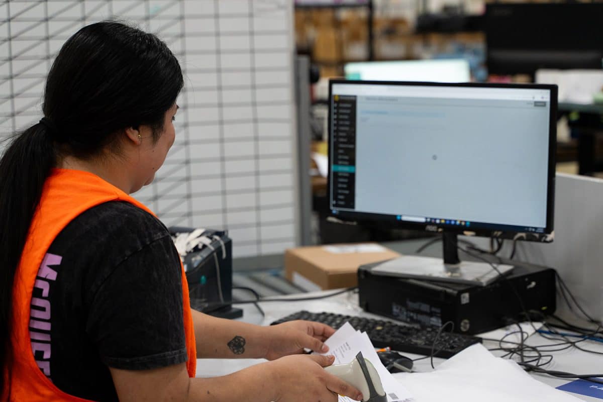 3pl worker scans an outbound order